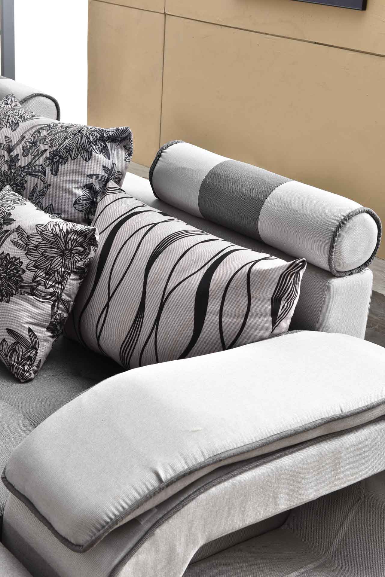 Selena Modular Tufted Sectional Style