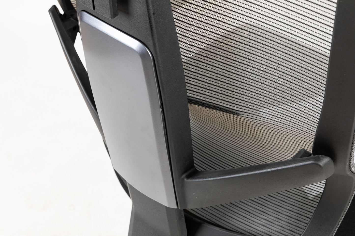 Executive office chair with headrest and 2D armrest