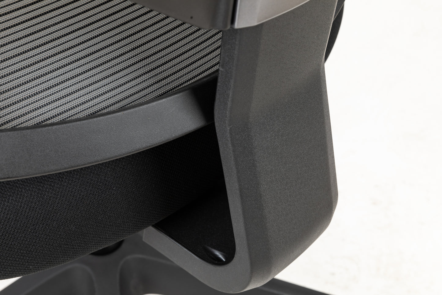 Executive office chair with headrest and 2D armrest