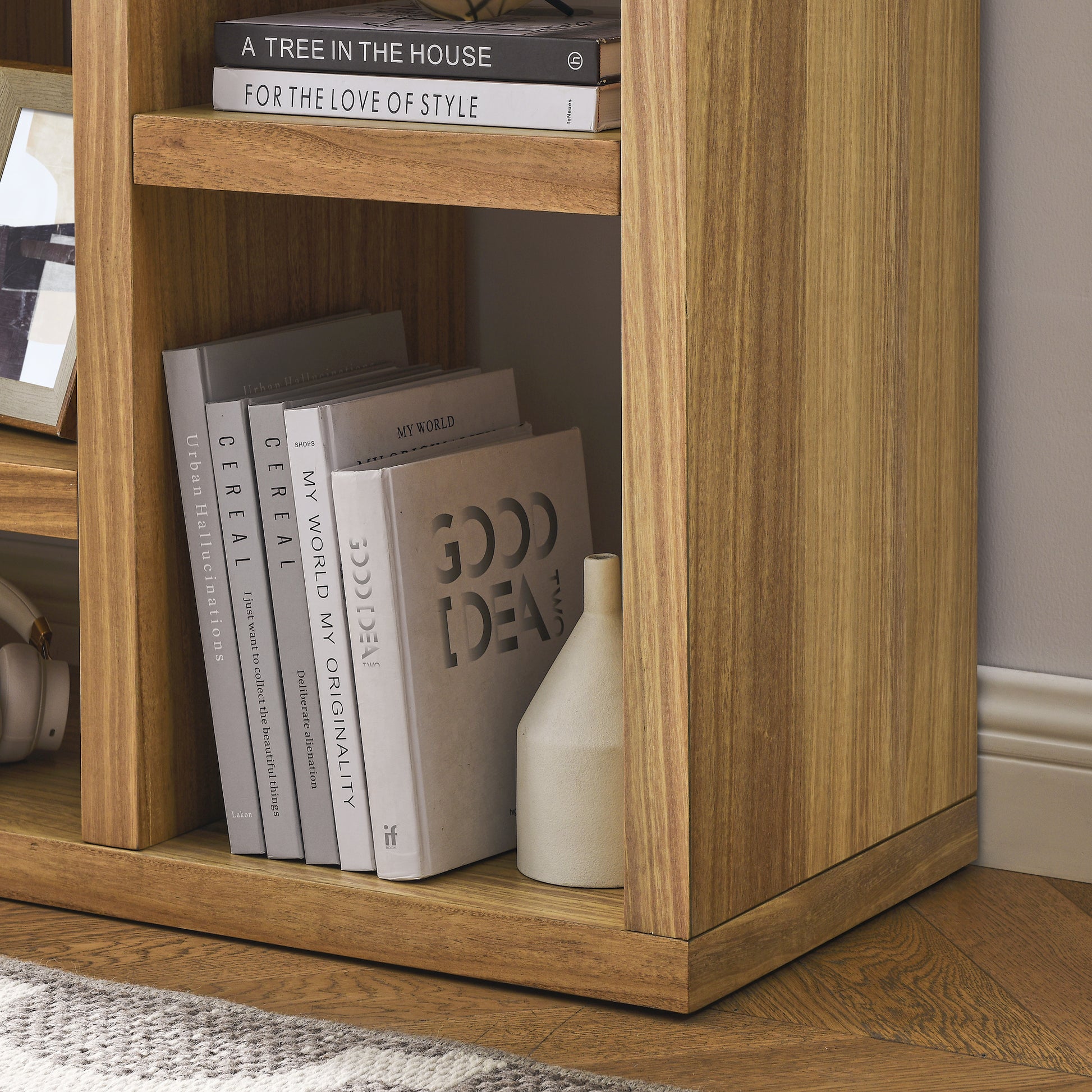 Freestanding Display Storage Cabinet with 7 Cube Storage Spaces